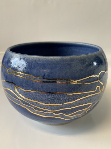 Stentøj, Skål, Sylvest Keramik
To-tonet lavendelblå Skål med guld
Høj 10,5 cm. Ø 14 cm.
