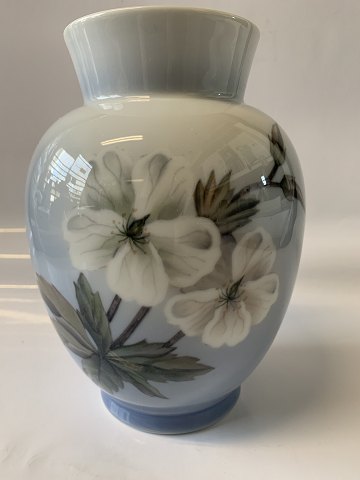 Royal Copenhagen Vase med Hvide Blomster og sommerfugl
Dek. nr.#2667/#36
Højde 17 cm.