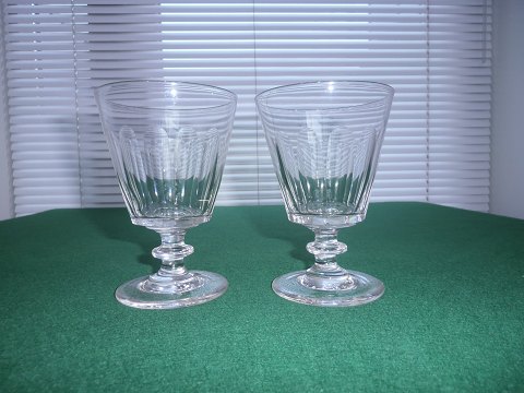 1 pair of Wellington red wine glasses. Denmark, approximately 1920.