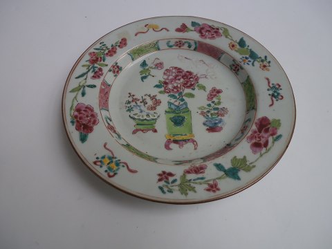 Family rose plate in Chinese porcelain, China approx. 1820.