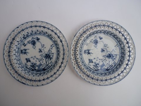 1 pair of onion pattern lace meissen plates, Germany approx. 1860.
25cm. in diameter