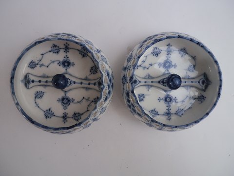 1 par musselmalet helblonde skåle af kongeligt porcelæn, Danmark ca. 1930.