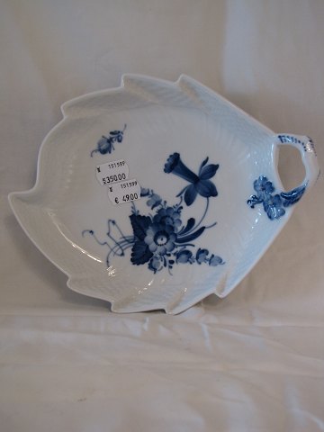 Curved Blue Flower
Leaf dish
Royal Copenhagen