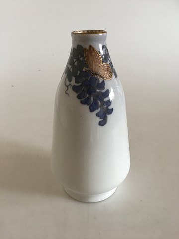 Royal Copenhagen Art Nouveau Vase med Sommerfugl No 2049/1809