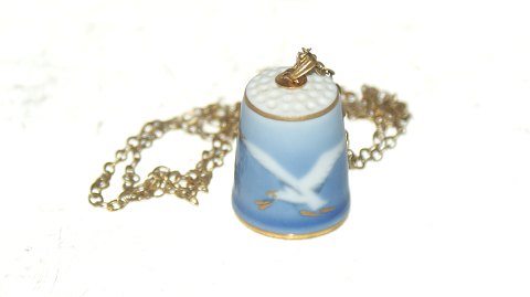 Bing & Grondahl Seagull with Gold Edge, Thimble with chain
Dec. number 4801
SOLD