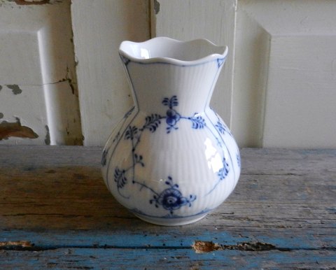 Royal Copenhagen Musselmalet riflet vase no. 2163