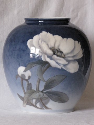 Royal Copenhagen vase with flowers. Marked with Nr. 2019 and 35A. Height 21 cm. 
Width 19 cm. 2. sorting