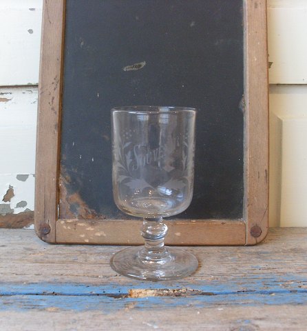 Gammelt fransk vinglas med ætset dekoration samt teksten "Souvenir de la fete" 
13,5cm.