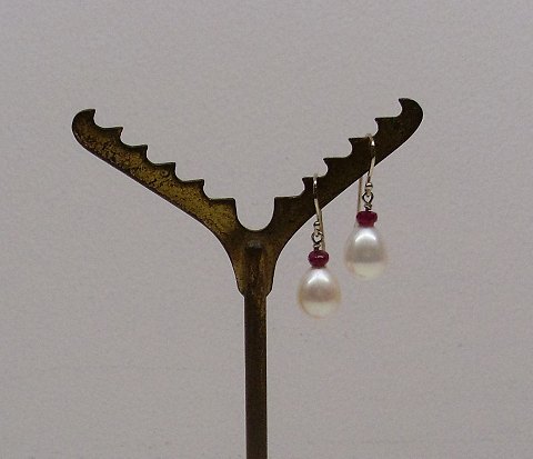 Par perle og rubin øreringe
