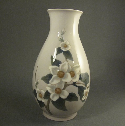 Bing og Grøndahl vase med blomster, nr 8659-368