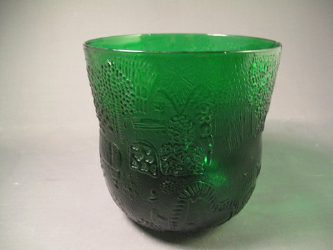 grøn glas skål med landskab med dyr