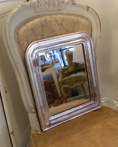 Smukt lille Louis Philippe spejl 34x40cm.