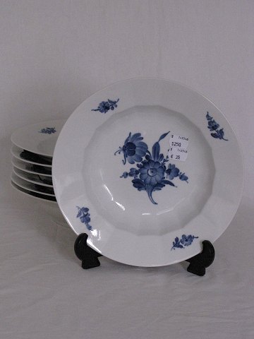 Blue Flower Angular
Deep plate
Royal Copenhage