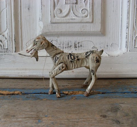 Dekorativ gammel marionetdukke i form af ged