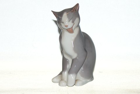 Bing & Grondahl Figure, Cat licking