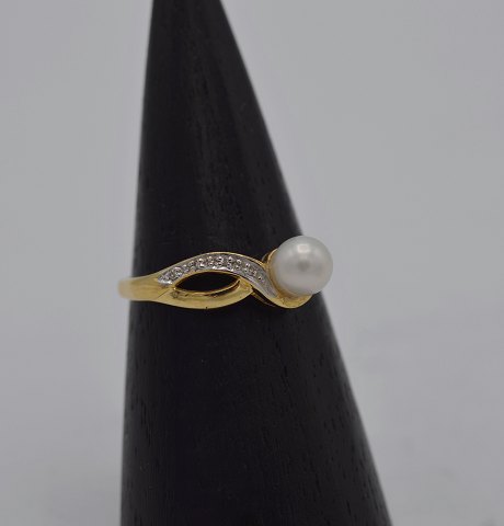 14k guldring m. diamanter samt en perle. Str. 62