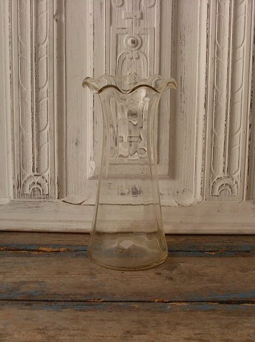 Stor vase blæst med stribet optik, opdrevet munding.
Fyens Glasværk 1924.
