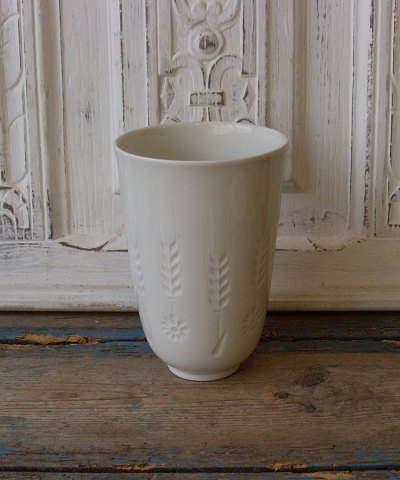 Royal Copenhagen Blanc de Chine vase med dekoration i relief no. 4162