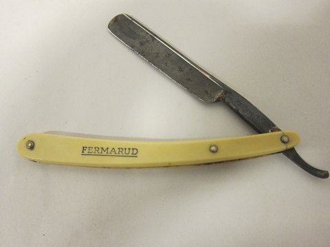 Razor with case
An old razor vintage "Fermarud" 
Onn the case is printed: "Daniel Pereso, Solingen"
L: 16,5cm, W: 3cm, H: 1,5cm
We have a large choice of old items for the shaving, tools for hairdressers 
etc.