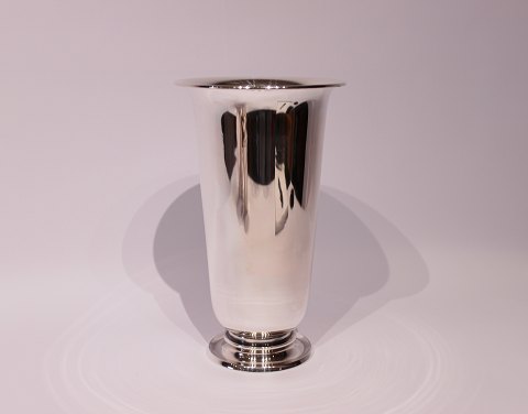 Flower vase in 830 silver by Cohr, in great vintage condition.
5000m2 showroom.