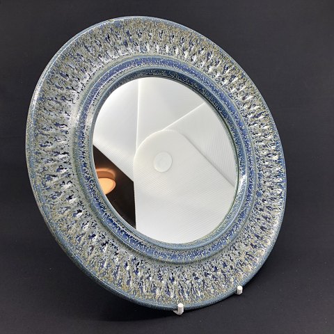 Rundt spejl i keramik, muligvis fra Hjorth
