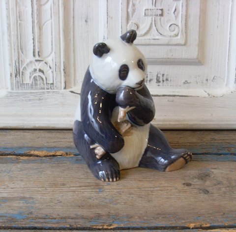 Royal Copenhagen figur, panda spiser bambus af Allan Therkelsen no. 662