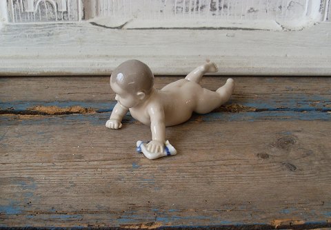 Royal Copenhagen figur, baby med sok no. 1739