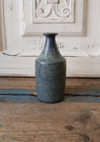 Hjorth vase med flot blå glasur 12 cm.