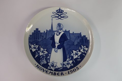 Royal Copenhagen
Commemorative Plate Large
# 57
Nursing sister