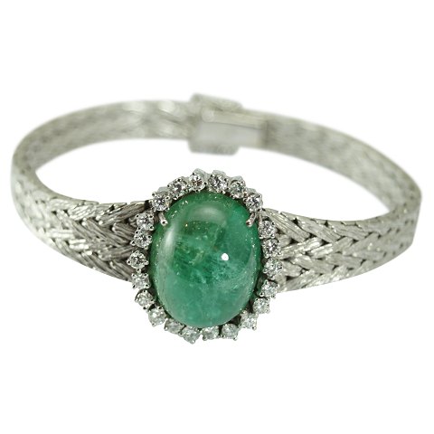 18 kt. White gold bracelet with 1 large cabochon sanded emerald (approx. 
20.00ct,) and with 22 brilliant-cut diamonds.