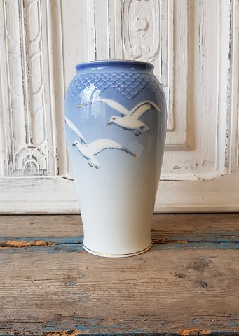 B&G Seagull with gold, vase no. 203