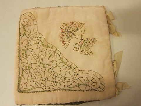 Dust cover for the old and beautiful handkerchiefs with butterfly
In the earlier days the beautiful handkerchiefs were kept in such dust covers, 
usually with hand made embroidery
In a good condition
Please note: The price is excl. the handkerchief