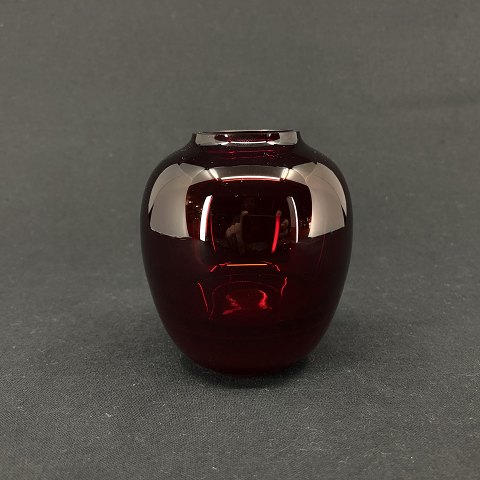 Ruby vase by Per Lütken
