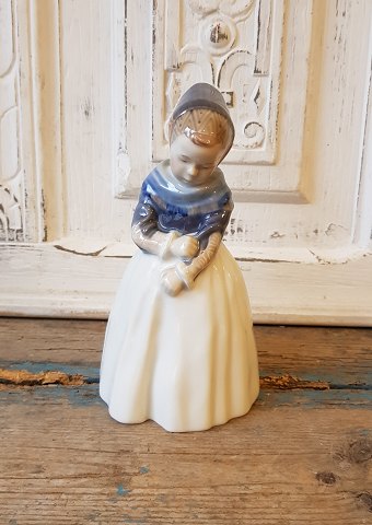 Royal Copenhagen figure no. 093 - Amager girl