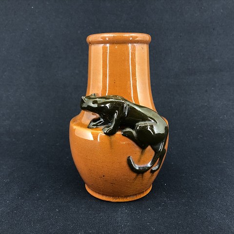 Vase med kat af C. V. Kjær
