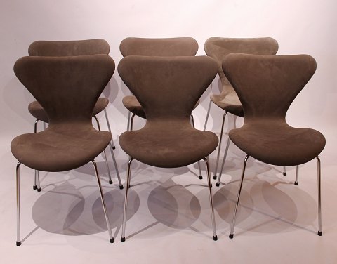 A set of 6 Seven chairs, model 3107, designed by Arne Jacobsen and manufactured 
by Fritz Hansen in 1967
5000m2 showroom.