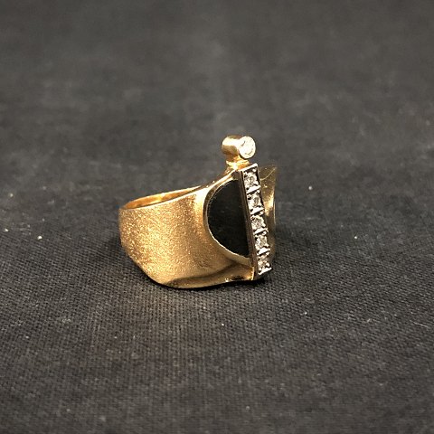 Modern ring in gold and diamonds
