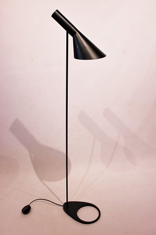 Sort gulvlampe designet af Arne Jacobsen i 1960 og fremstillet af Louis Poulsen.
5000m2 udstilling.