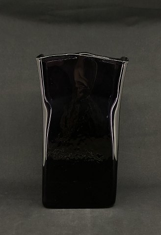 Sjælden Per Lütken vase i lilla glas
