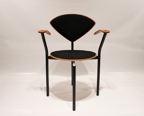 Konferencestol med armlæn i egetræ og sort stof, model Nimbus af Bent Krogh.
5000m2 udstilling.