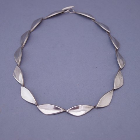 Henning Ulrichsen; necklace in sterling silver with longitudinal triangulars