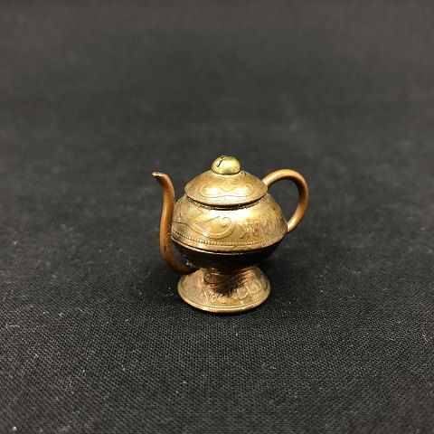 Small round tea pot
