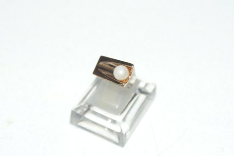 Elegant ladies ring with pearl in 14 carat gold