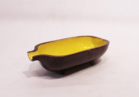 Keramik skål på fødder med brun glasur udvendig og gul indvendig, dansk design, 
1960erne.
5000m2 udstilling.