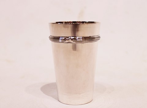 Small cup of hallmarked silver, in great vintage condition.
5000m2 showroom.
