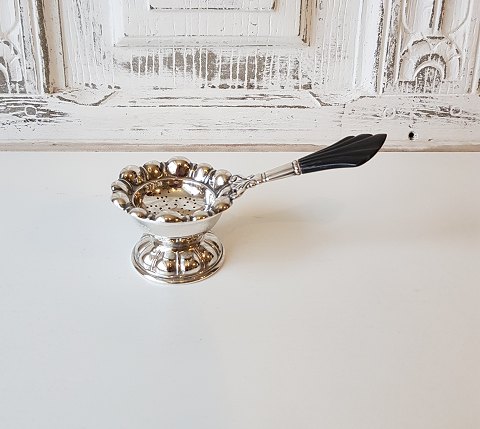 Tea strainer & stand in silver