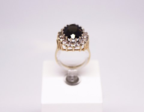 Ring of 14 ct. gold decorated with small clear stones and a large topaz.
5000m2 showroom.