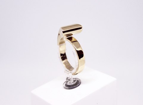 Simpel ring of 14 ct. gold and stamped Sandbjerg.
5000m2 showroom.
