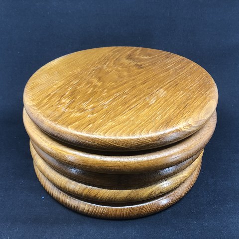 Plates in solid teak
