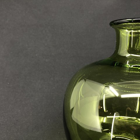 Kuglerund Majgrøn vase fra Holmegaard
